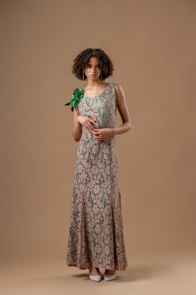 Μακρύ εφαρμοστό μπεζ φόρεμα με πράσινη φόδρα και glitter στο μπούστο