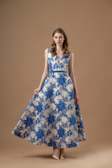 Μακρύ εμπριμέ φόρεμα με μπλε ηλεκτρικ λουλούδια 