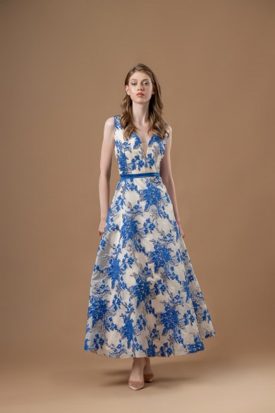 Μακρύ εμπριμέ φόρεμα με μπλε ηλεκτρικ λουλούδια 