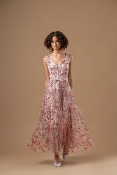 Μακρύ nude φόρεμα με ανάγλυφα λουλούδια και βαθύ ντεκολτέ Μακρύ nude φόρεμα με ανάγλυφα λουλούδια και βαθύ ντεκολτέ