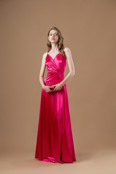 Μακρύ φούξια φόρεμα με μεγάλο σκίσιμο στο πόδι και ανοιχτό ντεκολτέ Μακρύ φούξια φόρεμα με μεγάλο σκίσιμο στο πόδι και ανοιχτό ντεκολτέ