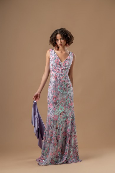 Μακρύ λιλά φόρεμα από δαντέλα και λουλούδια