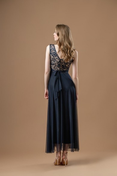 Μακρύ μπλε σκούρο φόρεμα με δαντέλα στο μπούστο και στην πλάτη Μακρύ μπλε σκούρο φόρεμα με δαντέλα στο μπούστο και στην πλάτη