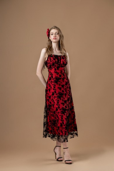 Μίντι φόρεμα με κόκκινη φόδρα και μαύρη δαντέλα