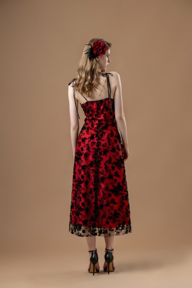 Μίντι φόρεμα με κόκκινη φόδρα και μαύρη δαντέλα Μίντι φόρεμα με κόκκινη φόδρα και μαύρη δαντέλα