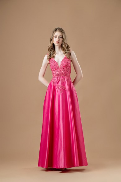 Μακρύ φούξια φόρεμα με απλικέ δαντέλα Μακρύ φούξια φόρεμα με απλικέ δαντέλα