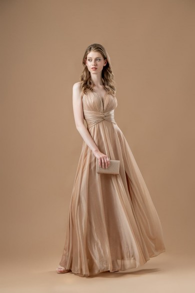 Μακρύ χρυσό φόρεμα με ιδιαίτερη ζώνη Μακρύ χρυσό φόρεμα με ιδιαίτερη ζώνη