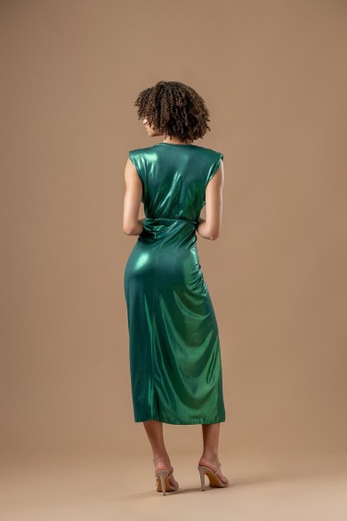 Μακρύ πράσινο φόρεμα από γυαλιστερό ύφασμα και σκίσιμο στο πόδι Μακρύ πράσινο φόρεμα από γυαλιστερό ύφασμα και σκίσιμο στο πόδι